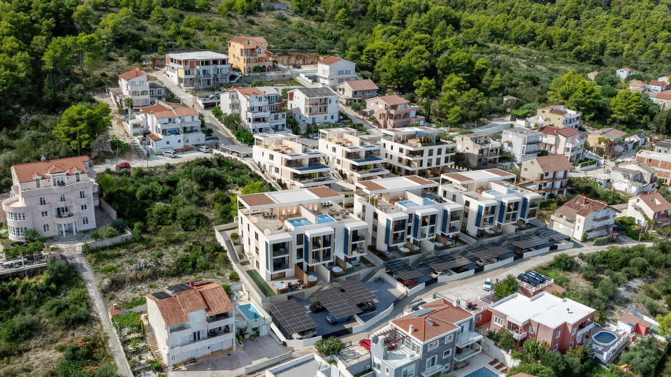 Penthouse s stre&scaron;no teraso in pogledom na morje v ekskluzivnem apartmajskem naselju na &Ccaron;iovu&excl;