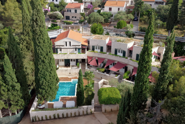 Luksuzna vila ob morju v Supetru – oaza zasebnosti in prestiža na otoku Braču!