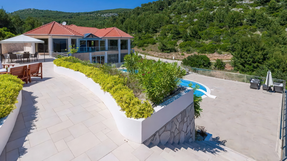 Prekrasna luksuzna vila prvi red do mora na o&ccaron;aravaju&cacute;em otoku Kor&ccaron;uli&excl; 14000 m2 gra&dstrok;evisnkog zemlji&scaron;ta&excl;