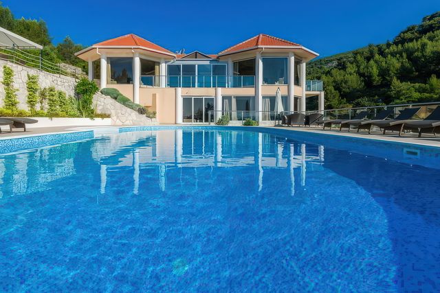 Beautiful luxury villa in the first row to the sea on the enchanting island of Korčula!
