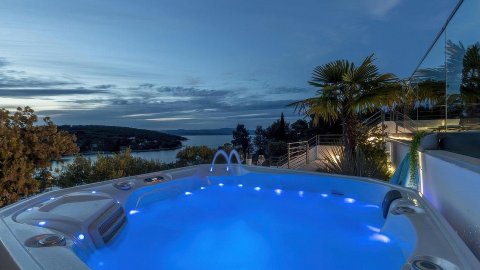 Luxusvilla mit Panoramablick auf das Meer - Insel &Scaron;olta&excl;