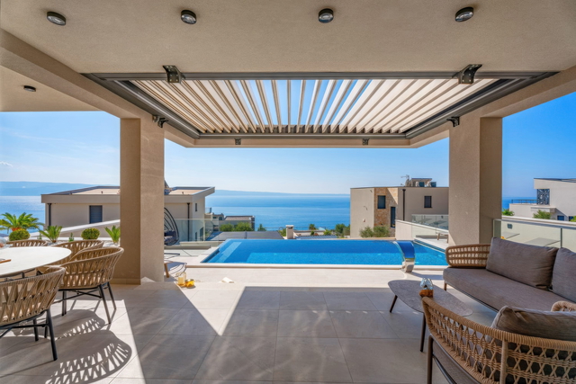 Nuova elegante villa con piscina e vista aperta sul mare nei dintorni di Spalato!