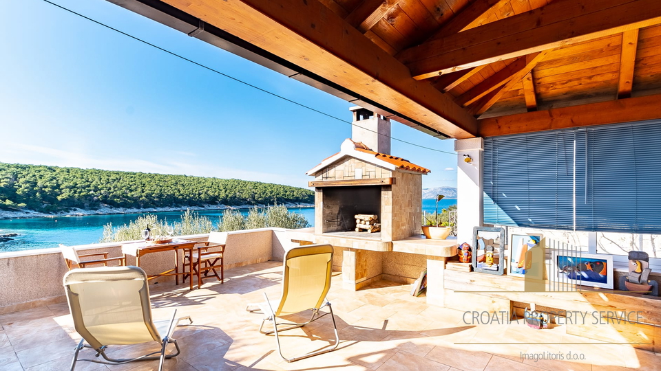 First row to the sea – beautiful renovated house with terrace and pier, Korčula!