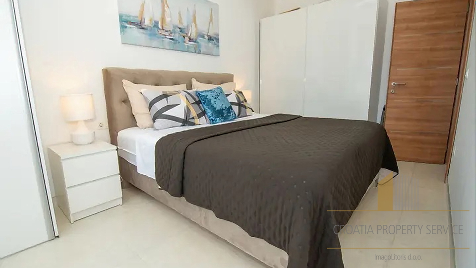 Modernly furnished apartment with a pool and terrace in an excellent location near Trogir!