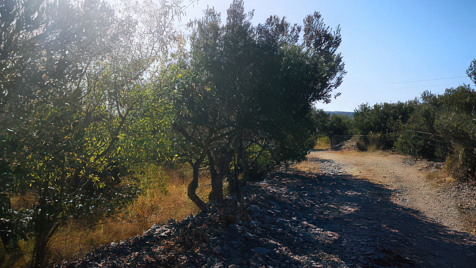Ekskluzivno gradbeno zemlji&scaron;&ccaron;e z lokacijsko dovolilnico za 3 luksuzne vile &ndash; otok Bra&ccaron;&comma; Milna