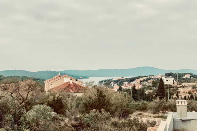 Ekskluzivno gradbeno zemljišče z lokacijsko dovolilnico za 3 luksuzne vile – otok Brač, Milna