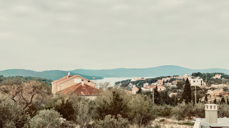 Ekskluzivno gradbeno zemlji&scaron;&ccaron;e z lokacijsko dovolilnico za 3 luksuzne vile &ndash; otok Bra&ccaron;&comma; Milna