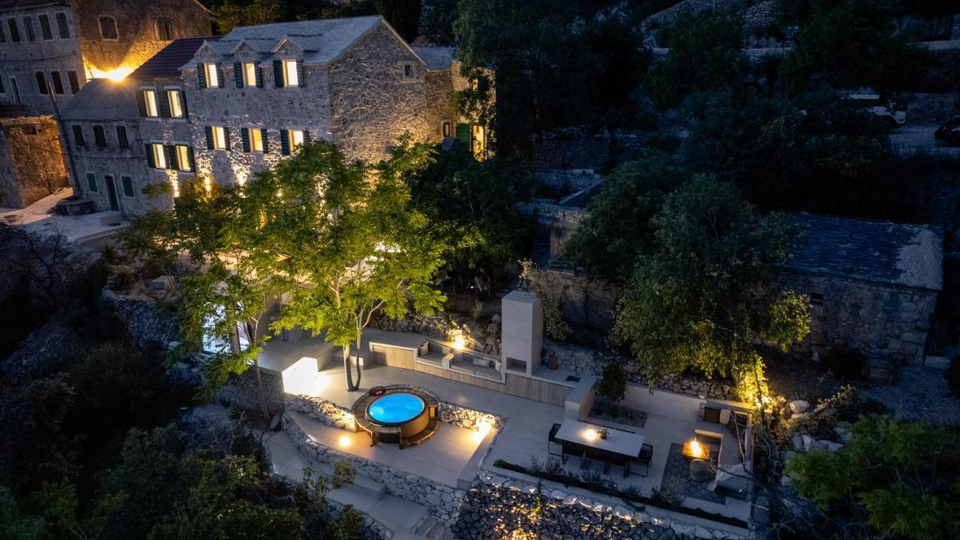 Elegantan luksuzni  apartman 500 m od pla&zcaron;e na otoku Bra&ccaron;u&excl;