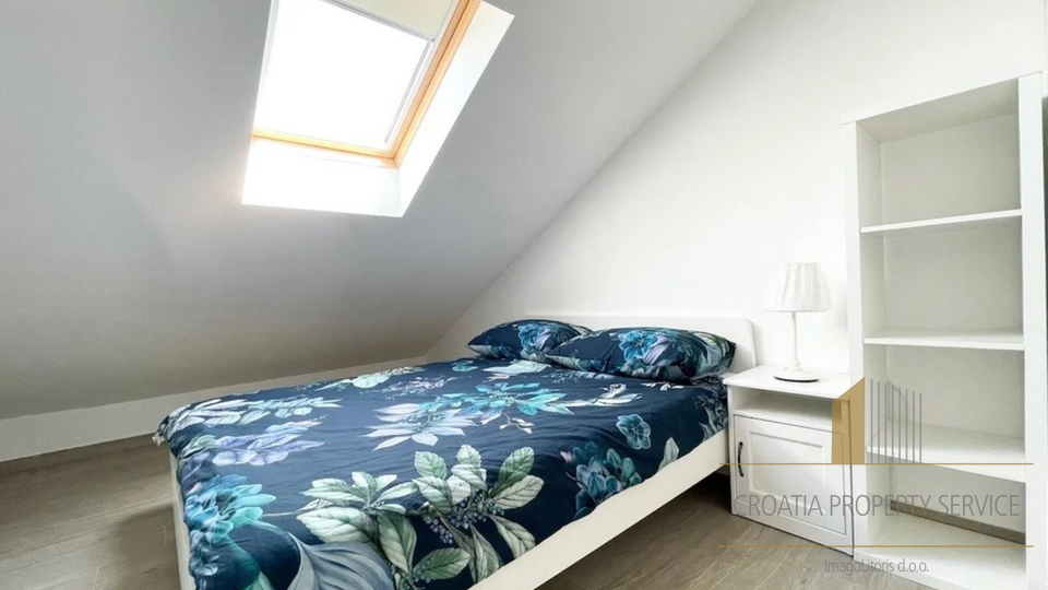 Beautiful three-room duplex apartment with a sea view – Šolta, Stomorska!