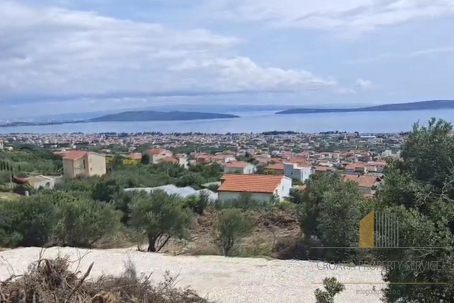 Investment opportunity! Attractive building land with a sea view – Kaštela!
