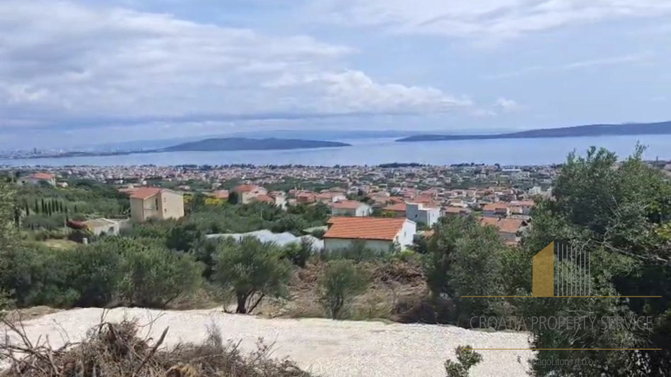 Investment opportunity! Attractive building land with a sea view – Kaštela!