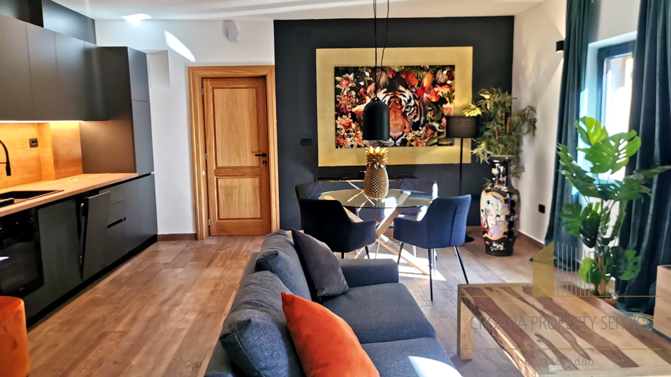 Bellissima casa in pietra in posizione attraente a 50 m dal mare nei dintorni di Spalato!