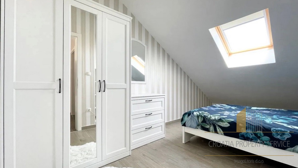 Beautiful three-room duplex apartment with a sea view – Šolta, Stomorska!
