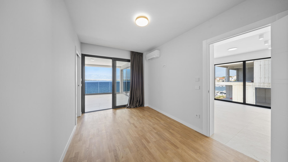 Luksuzni penthouse v novogradnji v prvem vrsti do pla&zcaron;e &ndash; Privlaka&excl;