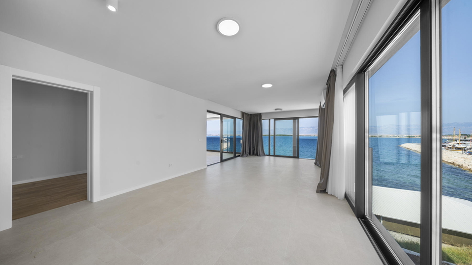 Luksuzni penthouse v novogradnji v prvem vrsti do pla&zcaron;e &ndash; Privlaka&excl;