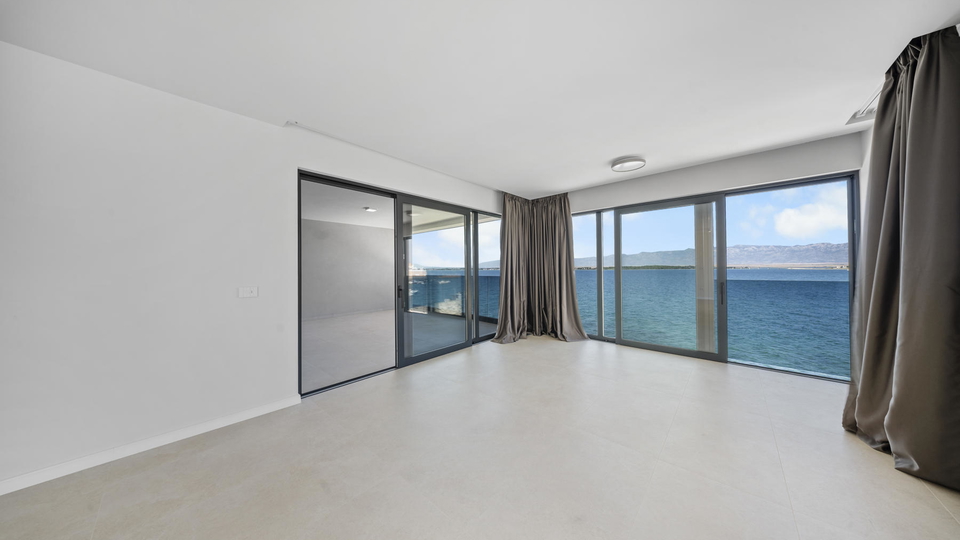 Luksuzni penthouse v novogradnji v prvem vrsti do pla&zcaron;e &ndash; Privlaka&excl;