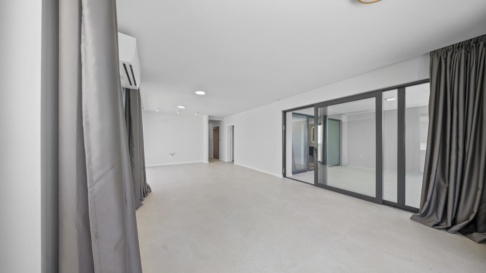 Luksuzni penthouse v novogradnji v prvem vrsti do pla&zcaron;e &ndash; Privlaka&excl;