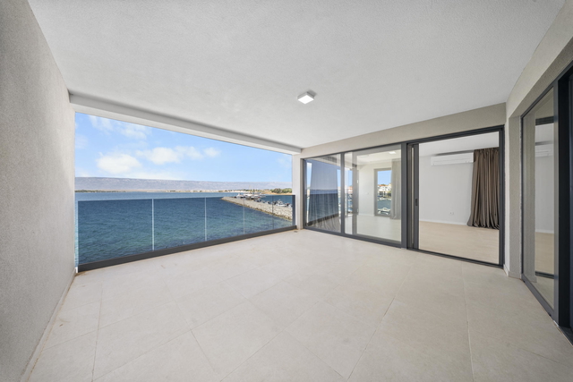 Luksuzni penthouse v novogradnji v prvem vrsti do plaže – Privlaka!