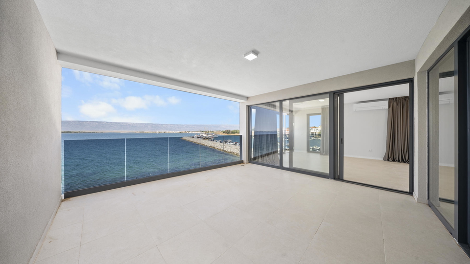 Luksuzni penthouse v novogradnji v prvem vrsti do pla&zcaron;e &ndash; Privlaka&excl;