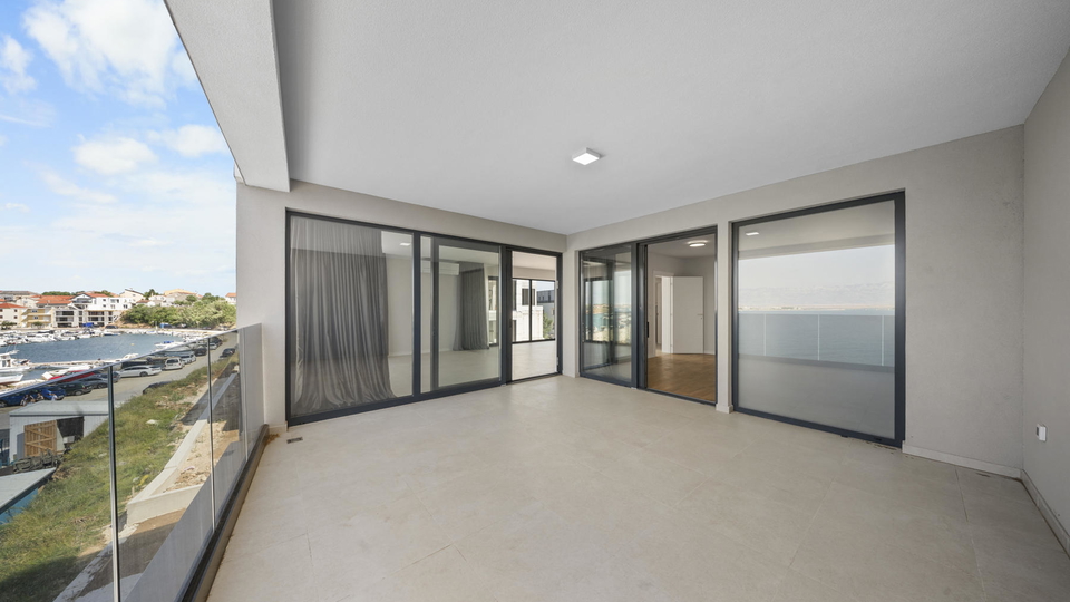 Luksuzni penthouse v novogradnji v prvem vrsti do pla&zcaron;e &ndash; Privlaka&excl;