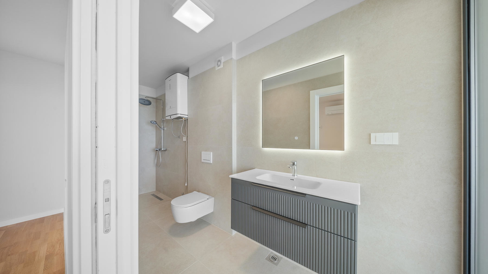 Luksuzni penthouse v novogradnji v prvem vrsti do pla&zcaron;e &ndash; Privlaka&excl;