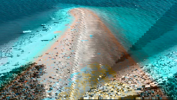 Milna&comma; Bra&ccaron; &ndash; house 49&period;20 m&sup2; in the first row by the sea&comma; plot 2&comma;040 m&sup2;&excl;