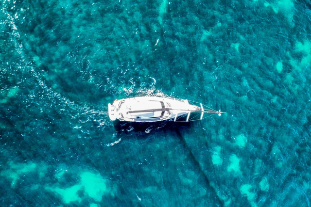 Prvi vrsti do morja, otok Brač – ekskluzivno zemljišče s hišo in velikim potencialom