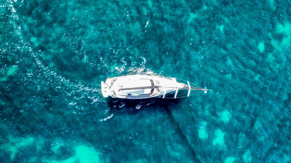 Prvi vrsti do morja&comma; otok Bra&ccaron; &ndash; ekskluzivno zemlji&scaron;&ccaron;e s hi&scaron;o in velikim potencialom