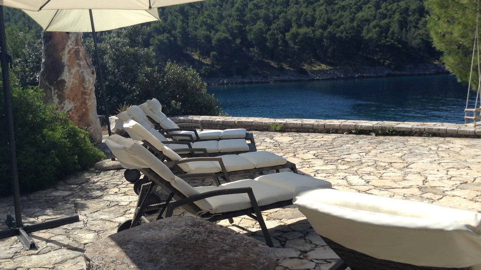 Luksuzna mediteranska vila v prvi vrsti ob morju na otoku Bra&ccaron;u&excl;