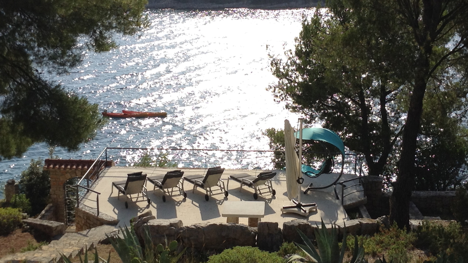 Luksuzna mediteranska vila v prvi vrsti ob morju na otoku Bra&ccaron;u&excl;