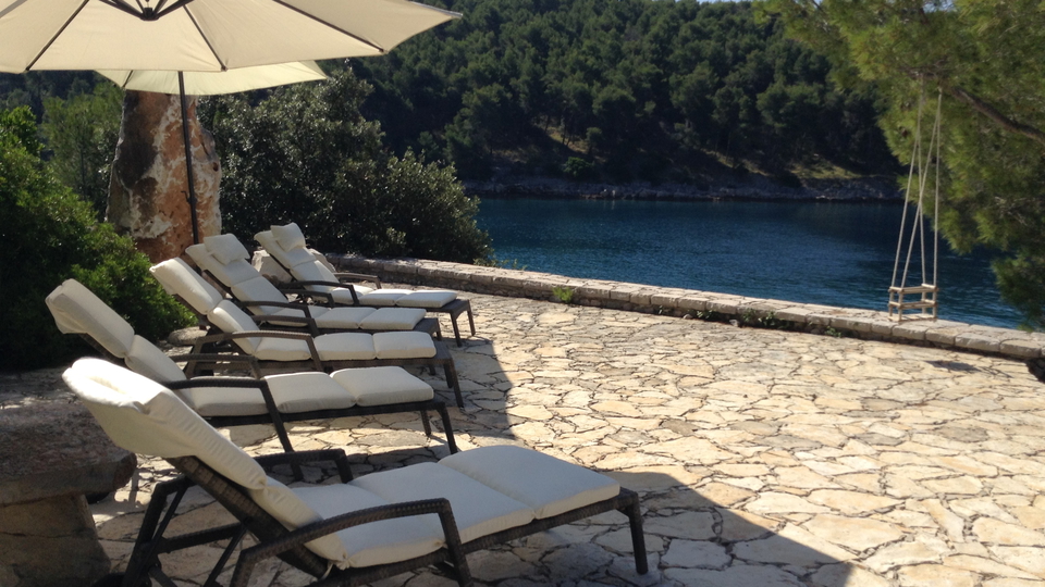 Luksuzna mediteranska vila v prvi vrsti ob morju na otoku Bra&ccaron;u&excl;