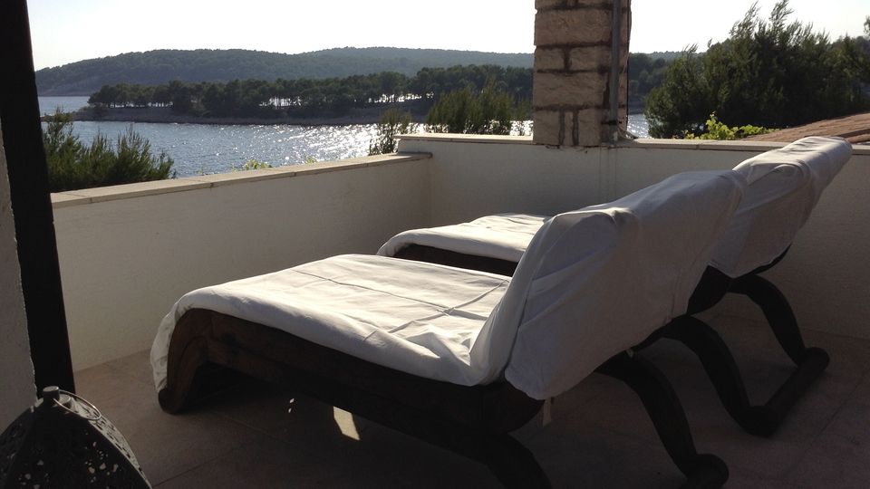 Luksuzna mediteranska vila v prvi vrsti ob morju na otoku Bra&ccaron;u&excl;