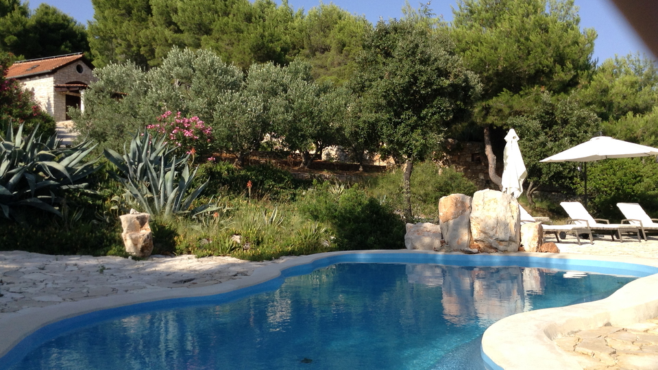Luksuzna mediteranska vila v prvi vrsti ob morju na otoku Bra&ccaron;u&excl;