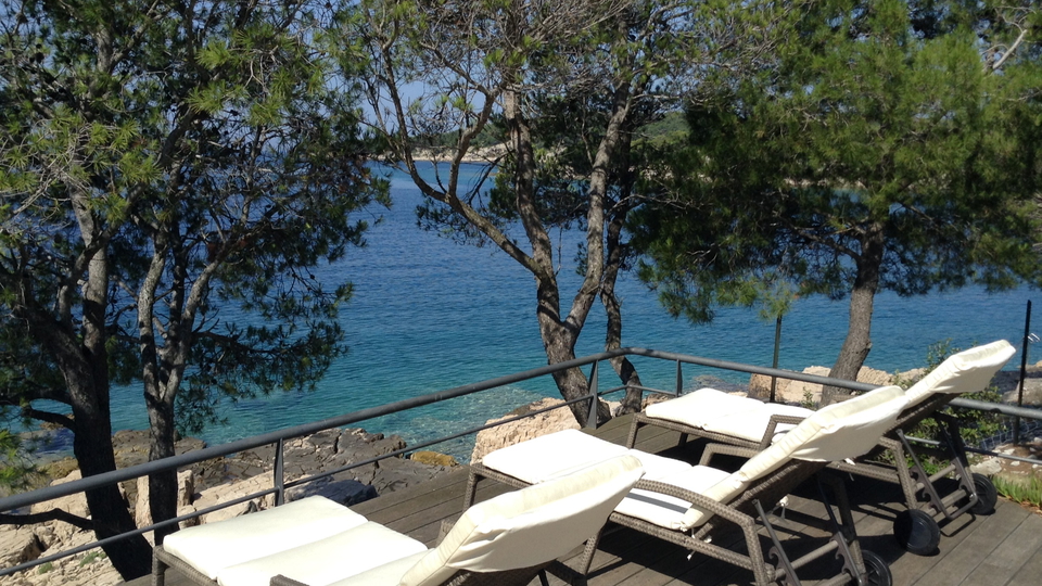 Luksuzna mediteranska vila v prvi vrsti ob morju na otoku Bra&ccaron;u&excl;