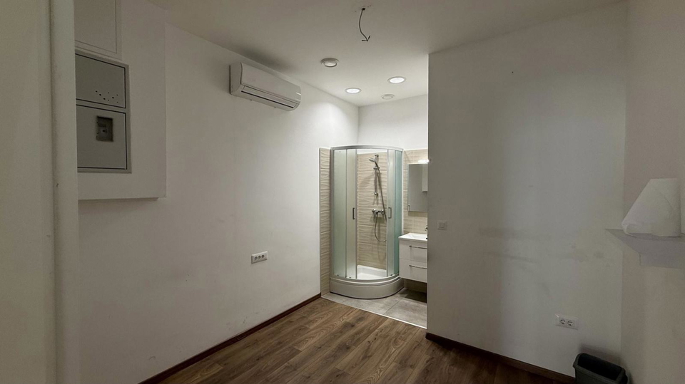 Atraktivan poslovni prostor s izlogom za najam&comma; 72 m2 - Split&excl;