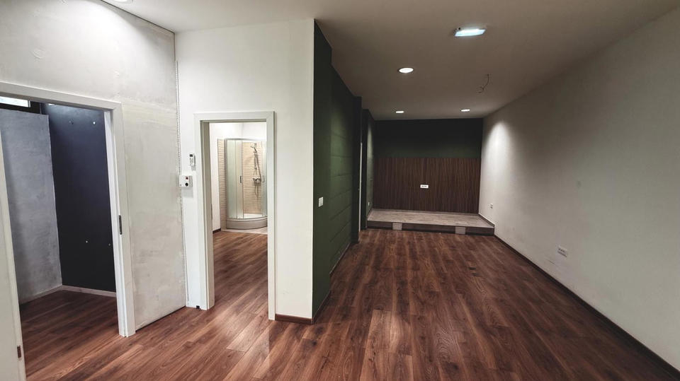 Atraktivan poslovni prostor s izlogom za najam&comma; 72 m2 - Split&excl;