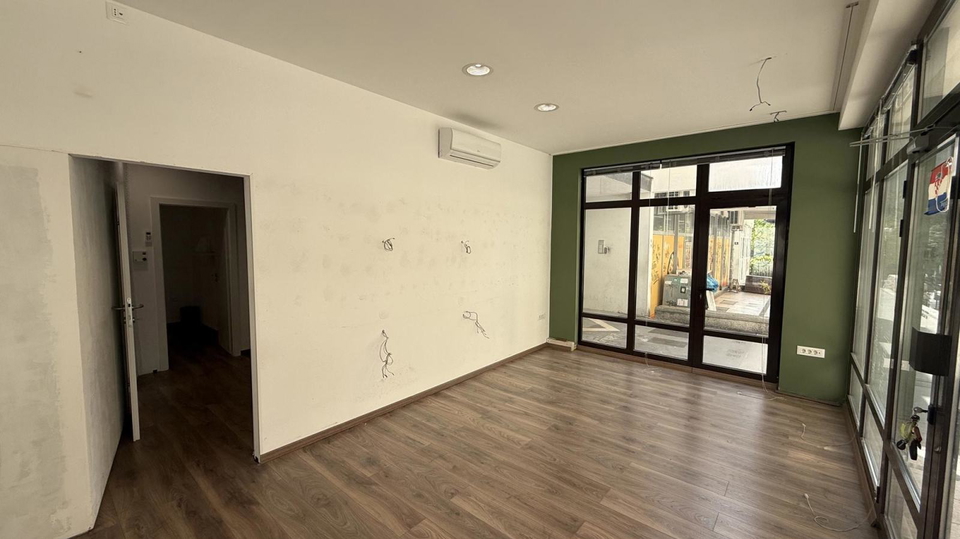 Atraktivan poslovni prostor s izlogom za najam&comma; 72 m2 - Split&excl;