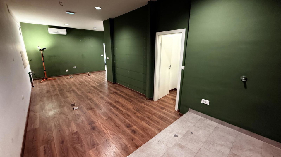 Atraktivan poslovni prostor s izlogom za najam&comma; 72 m2 - Split&excl;