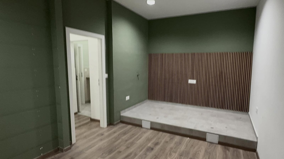 Atraktivan poslovni prostor s izlogom za najam&comma; 72 m2 - Split&excl;