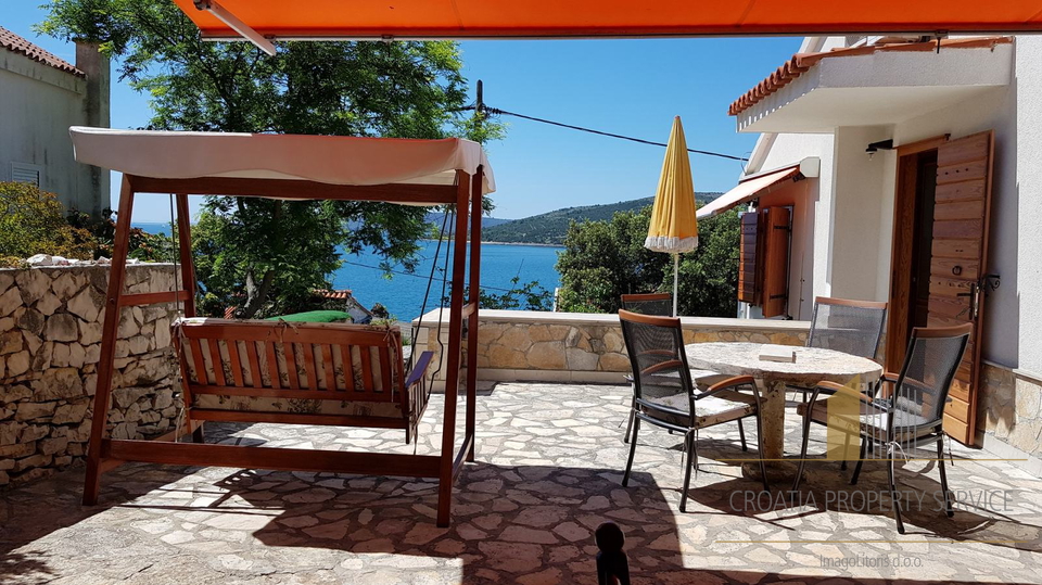 Bellissima villa mediterranea con tre appartamenti a 60 m dal mare nei dintorni di Trogir!