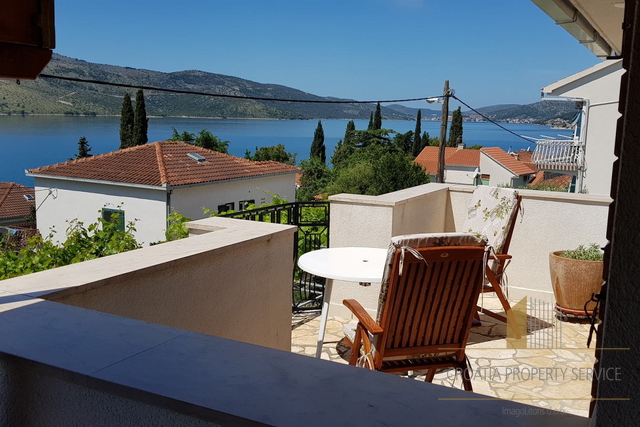 Bellissima villa mediterranea con tre appartamenti a 60 m dal mare nei dintorni di Trogir!
