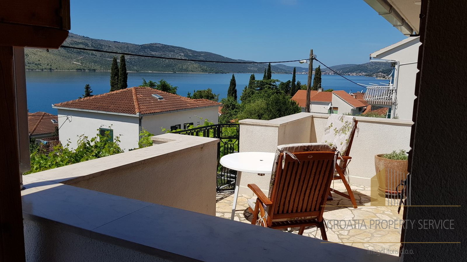 Bellissima villa mediterranea con tre appartamenti a 60 m dal mare nei dintorni di Trogir!