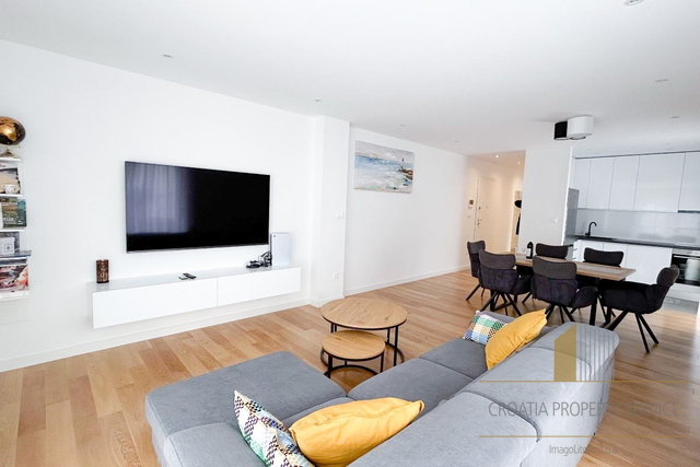 Appartamento di lusso con due camere da letto con giardino e terrazza a 200 m dal mare nei dintorni di Spalato!