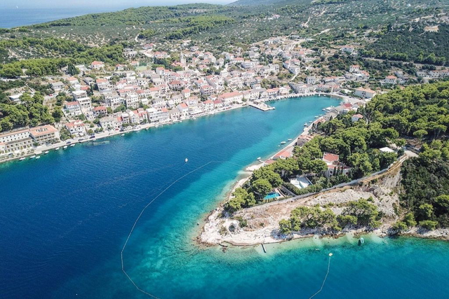 Investment opportunity – Building land in the first row by the sea on the island of Brač!