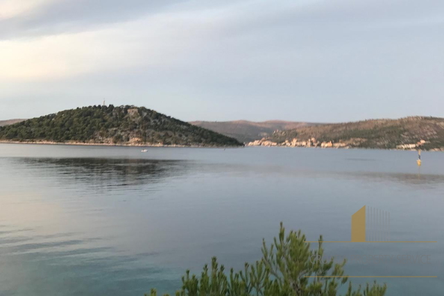 Terreno edificabile in posizione esclusiva, prima fila sul mare – Ražanj!