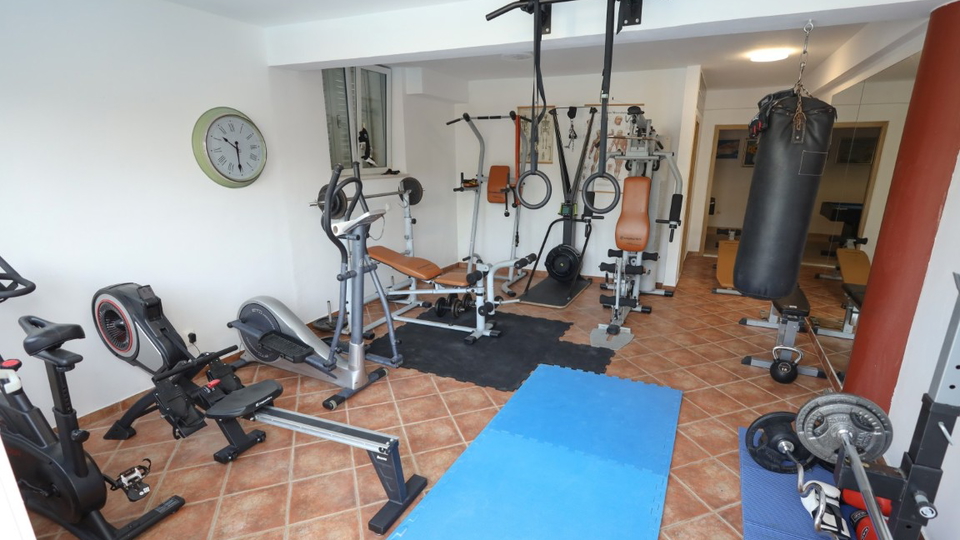 &Ocy;&chcy;&acy;&rcy;&ocy;&vcy;&acy;&tcy;&iecy;&lcy;&softcy;&ncy;&acy;&yacy; &kcy;&acy;&mcy;&iecy;&ncy;&ncy;&acy;&yacy; &vcy;&icy;&lcy;&lcy;&acy; &scy; &bcy;&acy;&scy;&scy;&iecy;&jcy;&ncy;&ocy;&mcy; &vcy; &ocy;&kcy;&rcy;&iecy;&scy;&tcy;&ncy;&ocy;&scy;&tcy;&yacy;&khcy; &Dcy;&ucy;&bcy;&rcy;&ocy;&vcy;&ncy;&icy;&kcy;&acy;&excl;