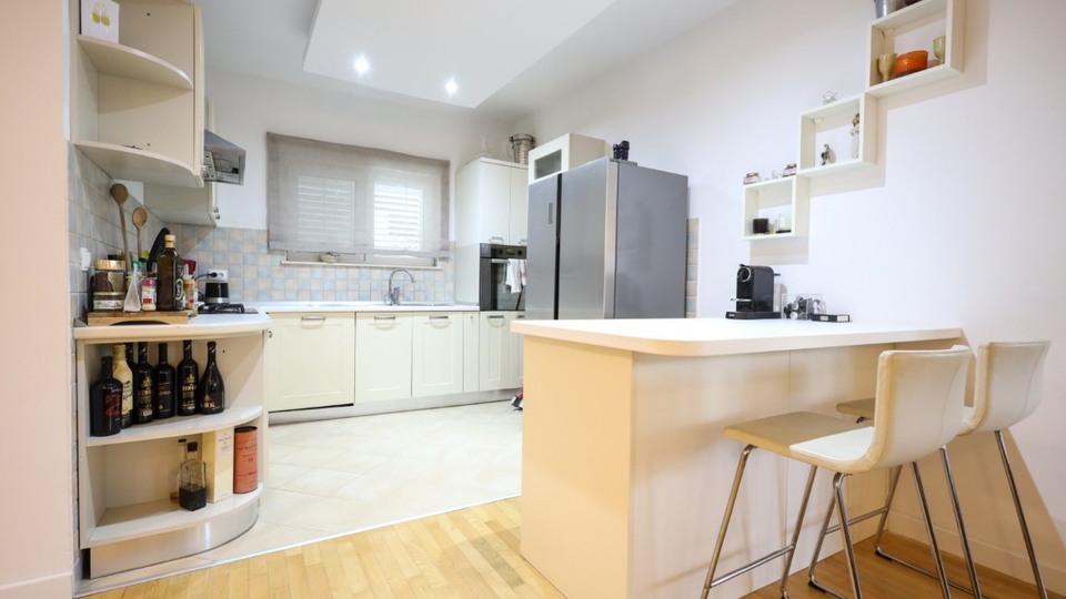 &Ocy;&chcy;&acy;&rcy;&ocy;&vcy;&acy;&tcy;&iecy;&lcy;&softcy;&ncy;&acy;&yacy; &kcy;&acy;&mcy;&iecy;&ncy;&ncy;&acy;&yacy; &vcy;&icy;&lcy;&lcy;&acy; &scy; &bcy;&acy;&scy;&scy;&iecy;&jcy;&ncy;&ocy;&mcy; &vcy; &ocy;&kcy;&rcy;&iecy;&scy;&tcy;&ncy;&ocy;&scy;&tcy;&yacy;&khcy; &Dcy;&ucy;&bcy;&rcy;&ocy;&vcy;&ncy;&icy;&kcy;&acy;&excl;