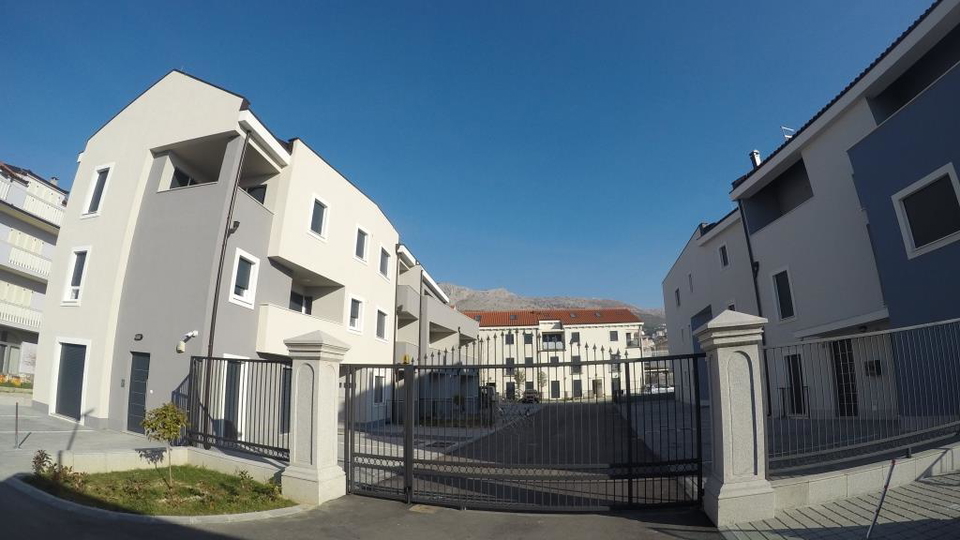 Eleganten dvonadstropni trisobni stan&comma; 150 m od pla&zcaron;e&comma; 2 parkirni mesti &ndash; Podstrana&comma; Split&excl;