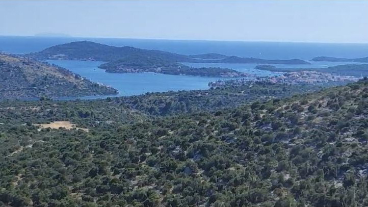 Atraktivno poljoprivredno  zemlji&scaron;te s otvorenim pogledom na more  - Rogoznica&excl;