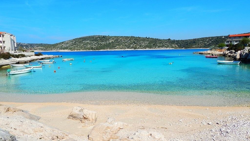 Beautiful villa with a swimming pool and an auxiliary building 150 m from the sea in the vicinity of Rogoznica&excl;